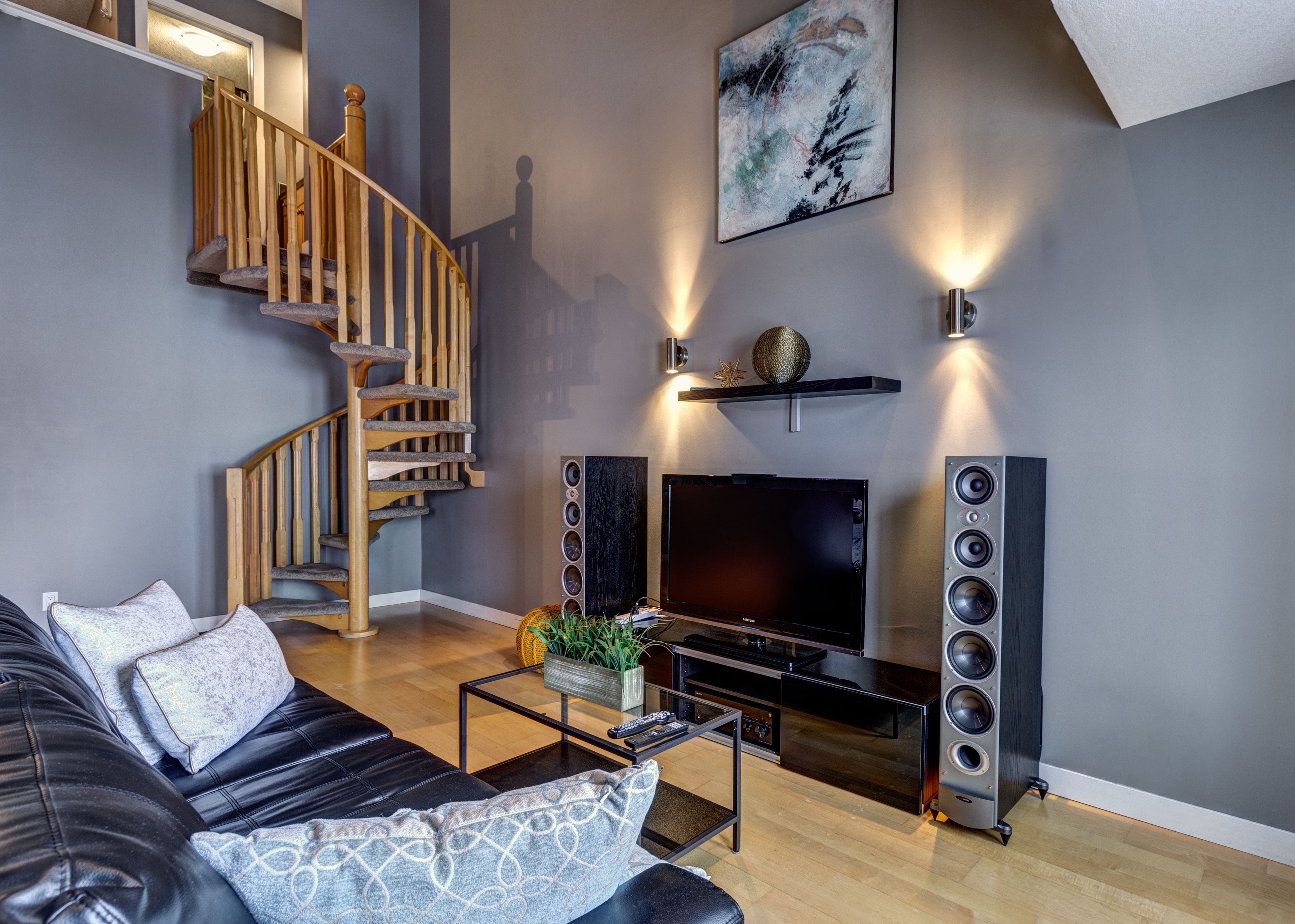 Executive Loft, 1 Queen Bed | Living area | Flat-screen TV