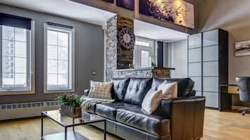 Executive Loft, 1 Queen Bed | Living area | Flat-screen TV