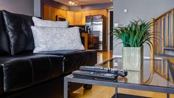 Executive Loft, 1 Queen Bed | Living room | Flat-screen TV