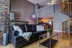 Executive Loft, 1 Queen Bed | Living room | Flat-screen TV