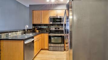 Executive Loft, 1 Queen Bed | Private kitchen | Full-size fridge, microwave, oven, stovetop