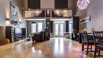 Executive Loft, 1 Queen Bed | Living area | Flat-screen TV