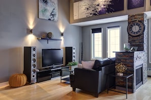Executive Loft, 1 Queen Bed | Living area | Flat-screen TV