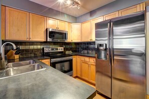 Executive Loft, 1 Queen Bed | Private kitchen | Full-size fridge, microwave, oven, stovetop