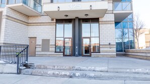 Unclassified image, 3 of 21, button - Suite Digs Riverfront (Calgary)