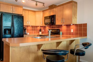 Suite, 2 Bedrooms | Private kitchen | Full-size fridge, microwave, oven, stovetop - Suite Digs Sasso (Calgary)