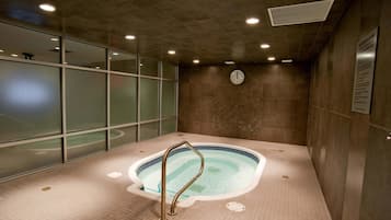 Indoor spa tub
