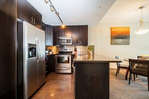 Luxury Suite, 1 Queen Bed | Private kitchen