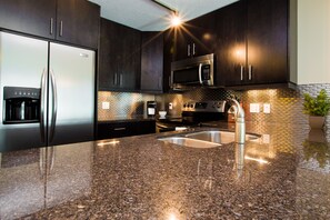Luxury Suite, 1 Queen Bed - Suite Digs Vetro (Calgary)