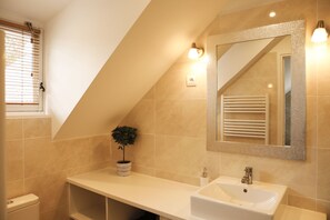 Double Room, Private Bathroom, Garden View | Bathroom - La Belle Monsoise (Mons-en-Baroeul)