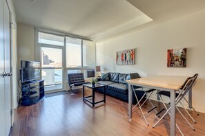 Executive Suite, 1 Queen Bed | In-room dining