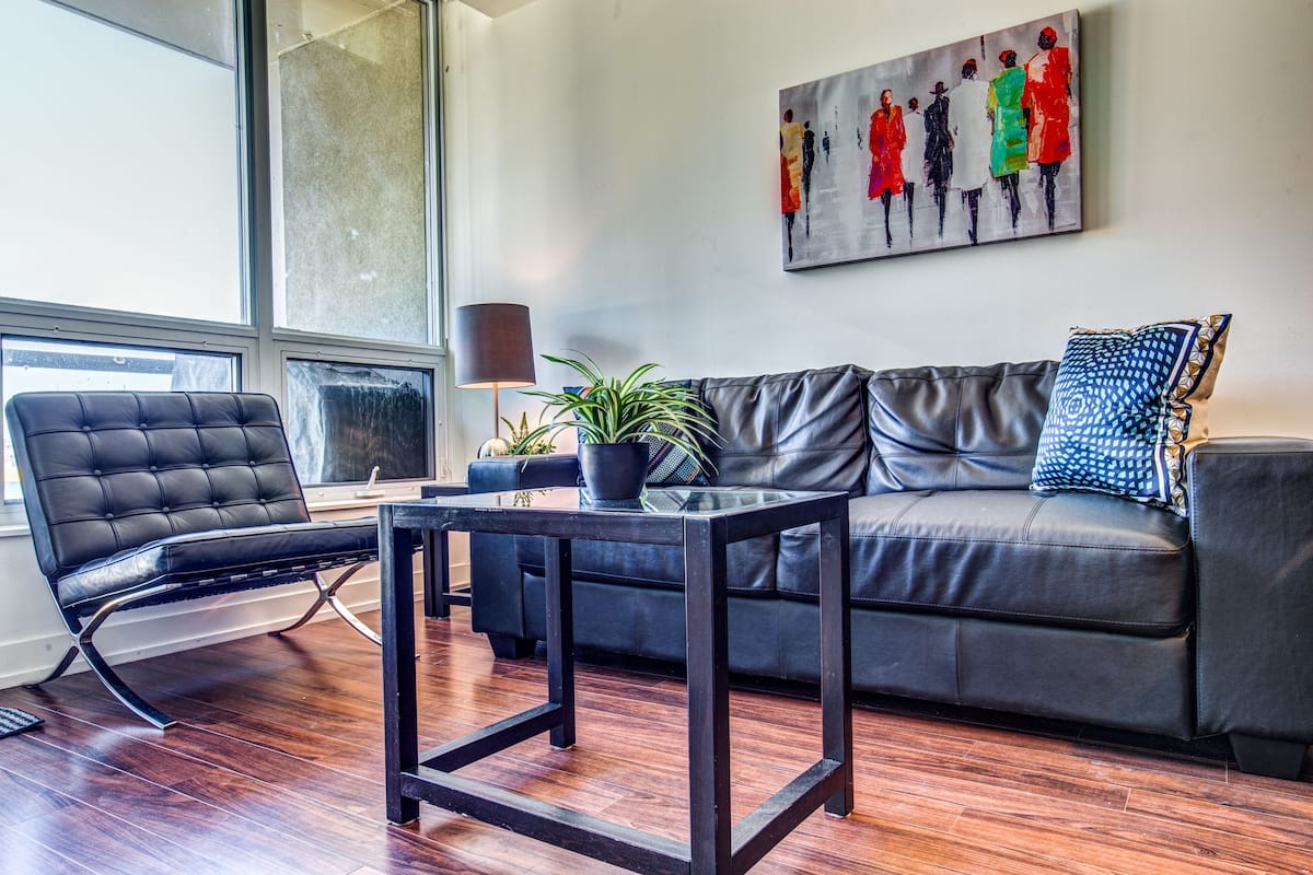 Executive Suite, 1 Queen Bed | 1 bedroom, iron/ironing board, WiFi (free)