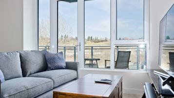 Executive Suite, 2 Queen Beds, River View | Living room | Flat-screen TV