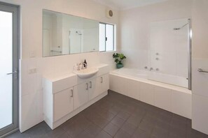 Ensemble douche/baignoire, sèche-cheveux, savon, shampoing