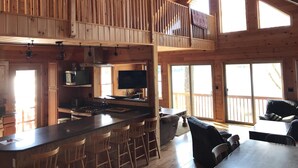 Une cabine spacieuse dotée d’une grande cuisine ouverte, d’un coin repas et d’un balcon.