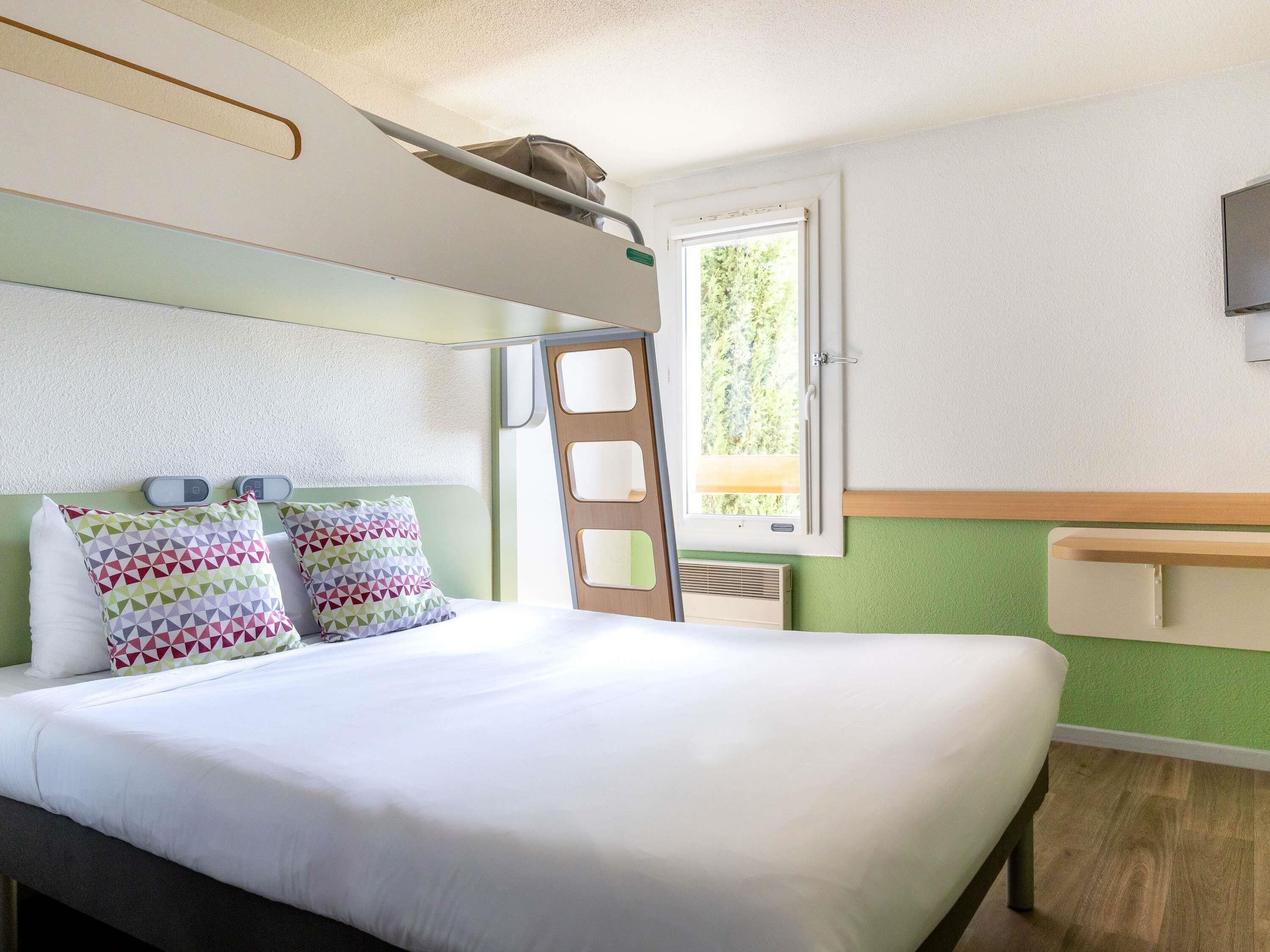 Habitación triple, varias camas | Ropa de cama de alta calidad y escritorio 