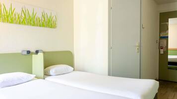 Habitación con 2 camas individuales, 2 camas individuales | Ropa de cama de alta calidad y escritorio