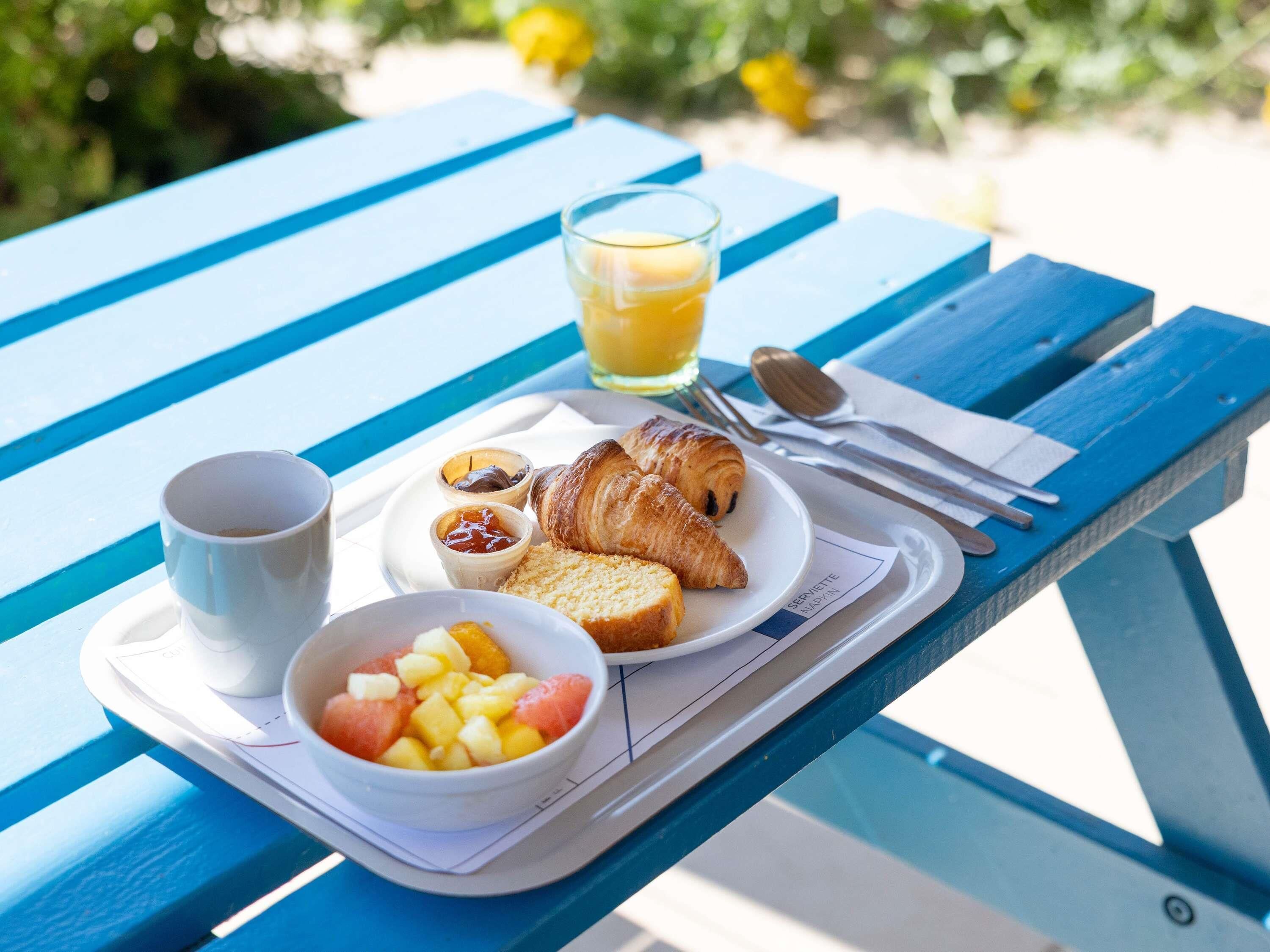 Daily buffet breakfast (EUR 7.50 per person)