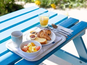 Daily buffet breakfast (EUR 7.50 per person)
