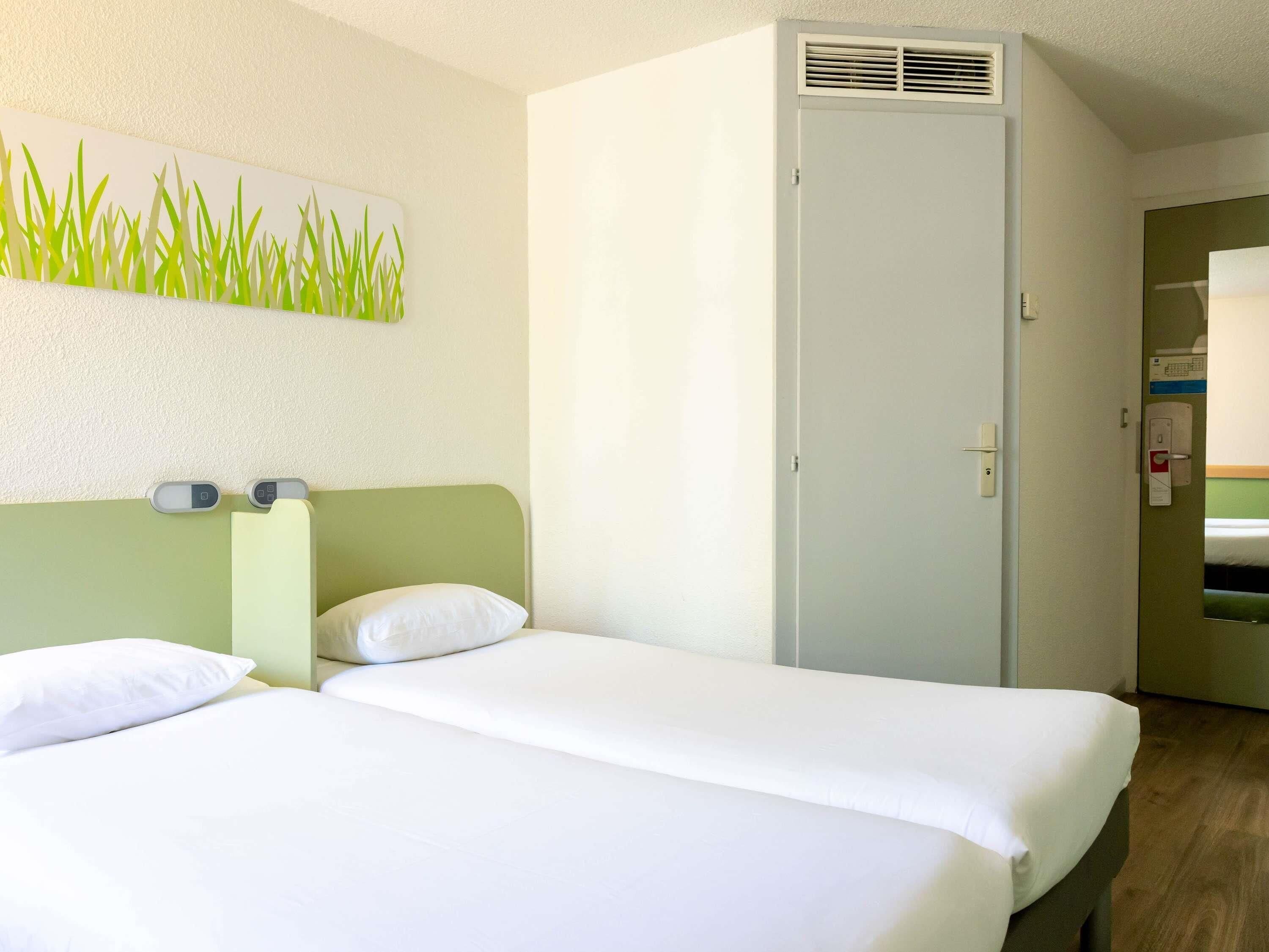 Chambre avec lits jumeaux, 2 lits jumeaux | Literie de qualité, bureau, espace de travail pour ordinateurs portables