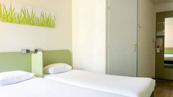Chambre avec lits jumeaux, 2 lits jumeaux | Literie de qualité, bureau, espace de travail pour ordinateurs portables