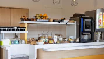 Petit déjeuner buffet (7.50 EUR par personne)