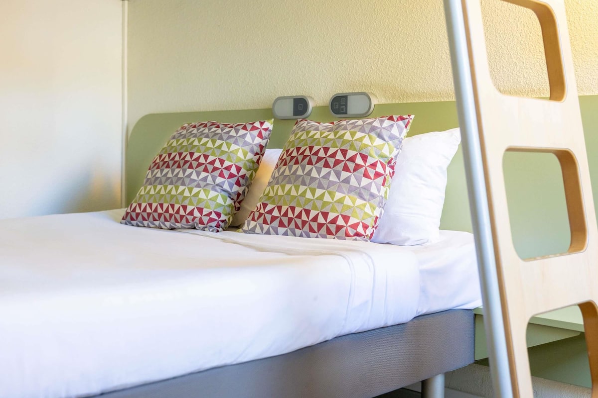 Quarto triplo, várias camas | Roupas de cama premium, escrivaninha, espaço de trabalho para notebook