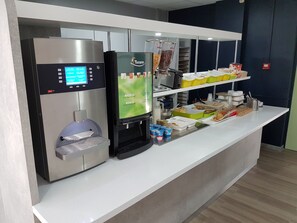 Petit déjeuner buffet (7.5 EUR par personne)