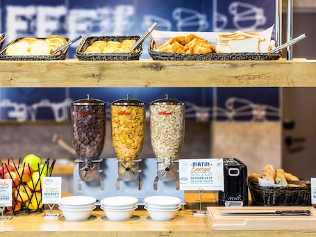 Desayuno buffet diario (EUR 7.5 por persona). ibis budget Chambourcy Saint-Germain
