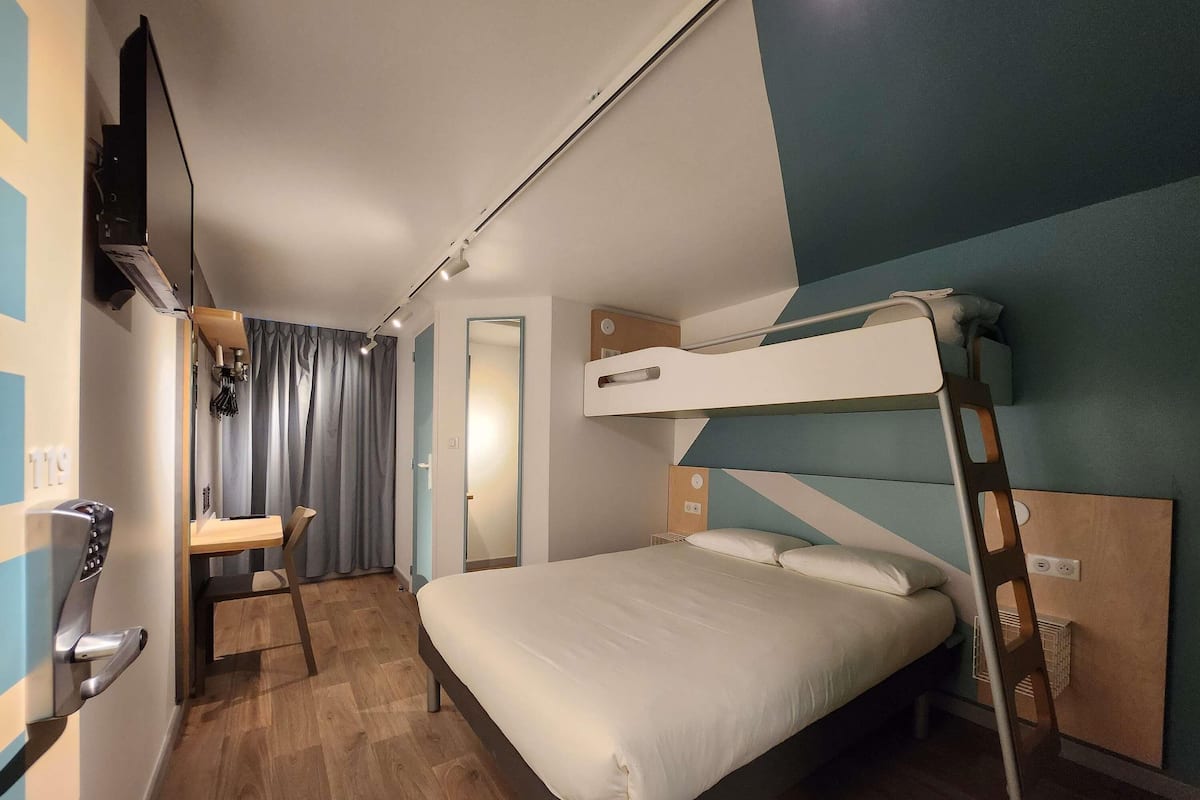 Chambre Standard (Reboost) | Rideaux occultants, lits bébé (gratuits), Wi-Fi gratuit, draps fournis