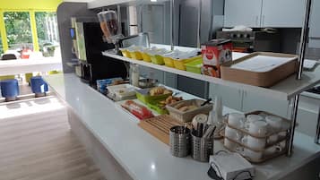 Desayuno buffet todos los días (EUR 7.5 por persona)