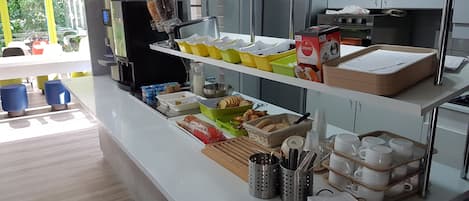 Frukostbuffé varje dag (EUR 6.60 per person)