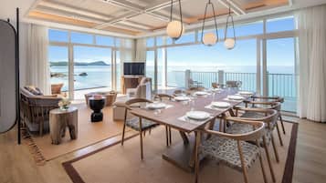 Kamer, 5 slaapkamers (Water Retreat) | Woonruimte | Een 55-inch smart-tv met digitale zenders en een open haard