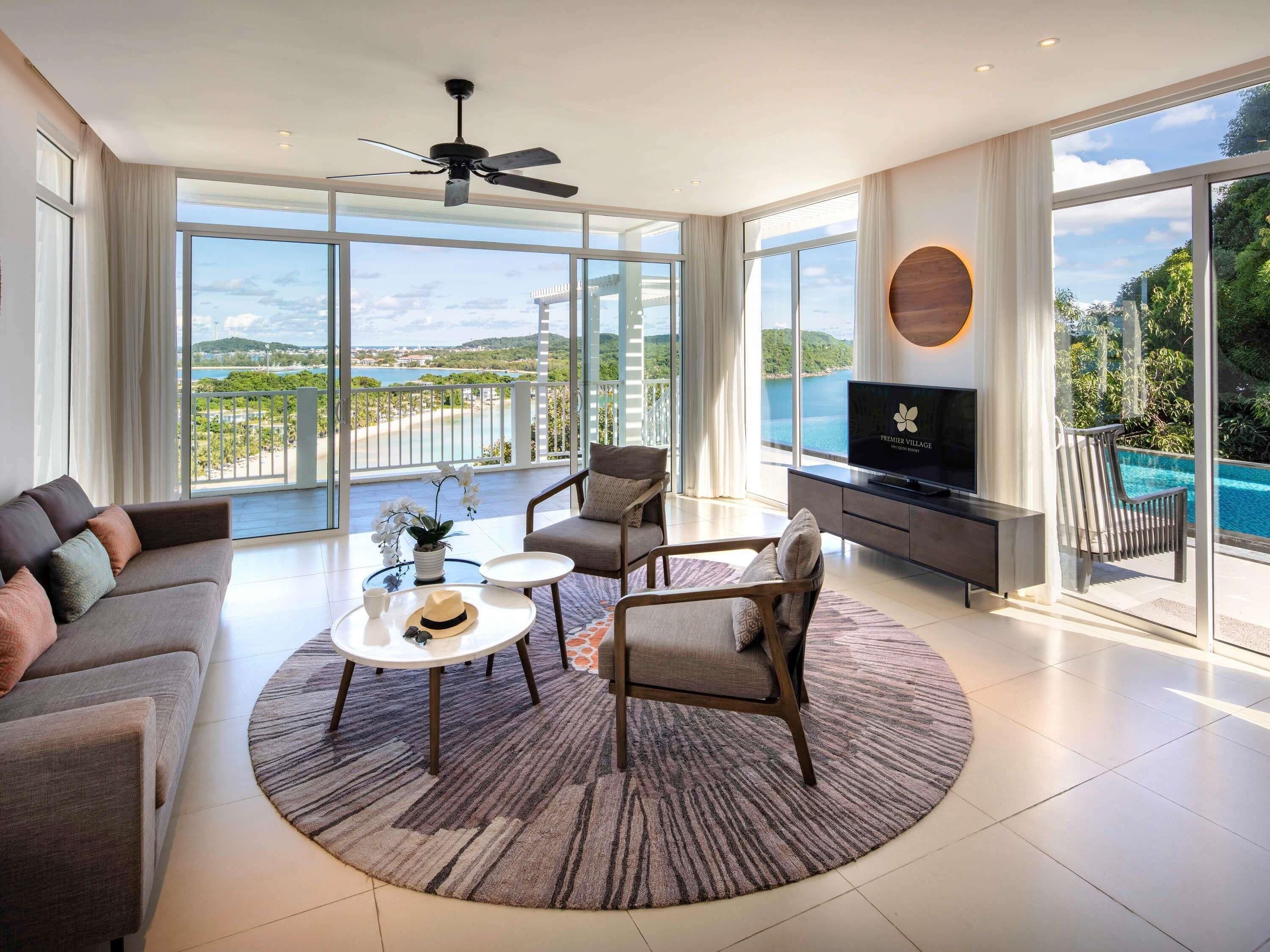 3 bedrooms, Egyptian cotton sheets, premium bedding, down comforters