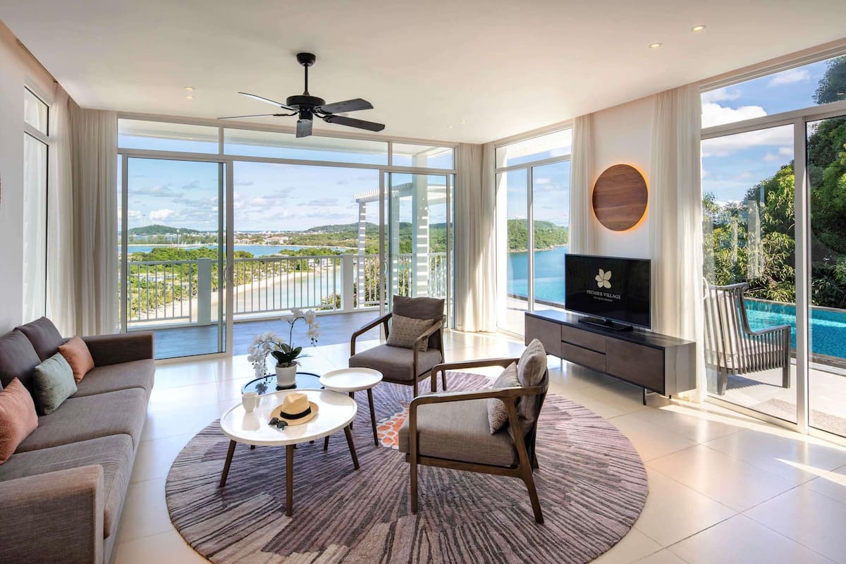 3 bedrooms, Egyptian cotton sheets, premium bedding, down comforters