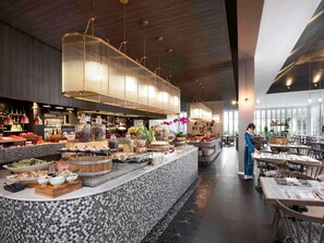 2 restaurants; breakfast, lunch, and dinner served