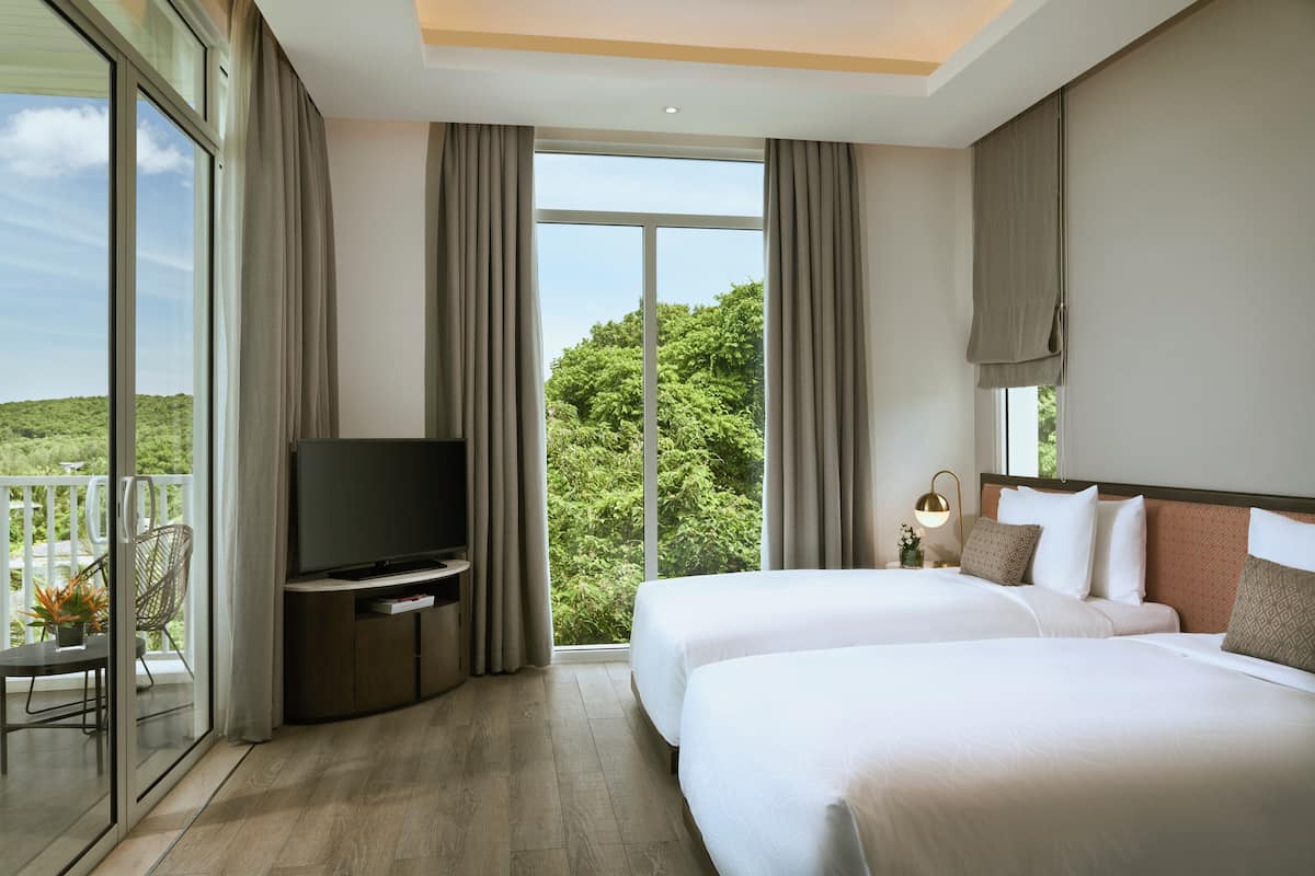 3 bedrooms, Egyptian cotton sheets, premium bedding, down duvets