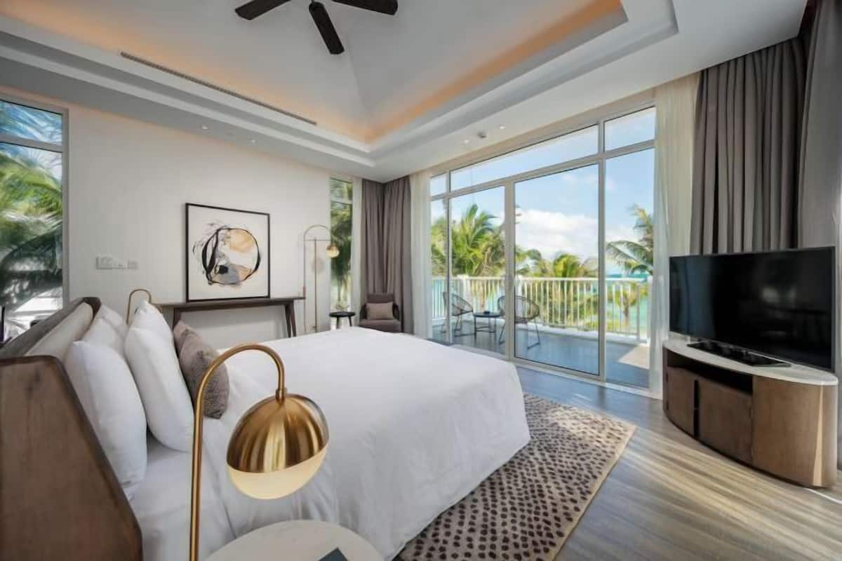 3 bedrooms, Egyptian cotton sheets, premium bedding, down comforters