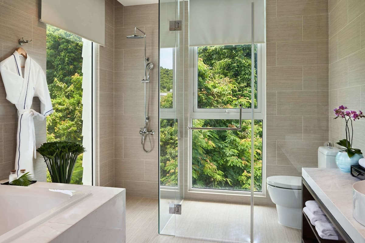 3 bedrooms, Egyptian cotton sheets, premium bedding, down duvets