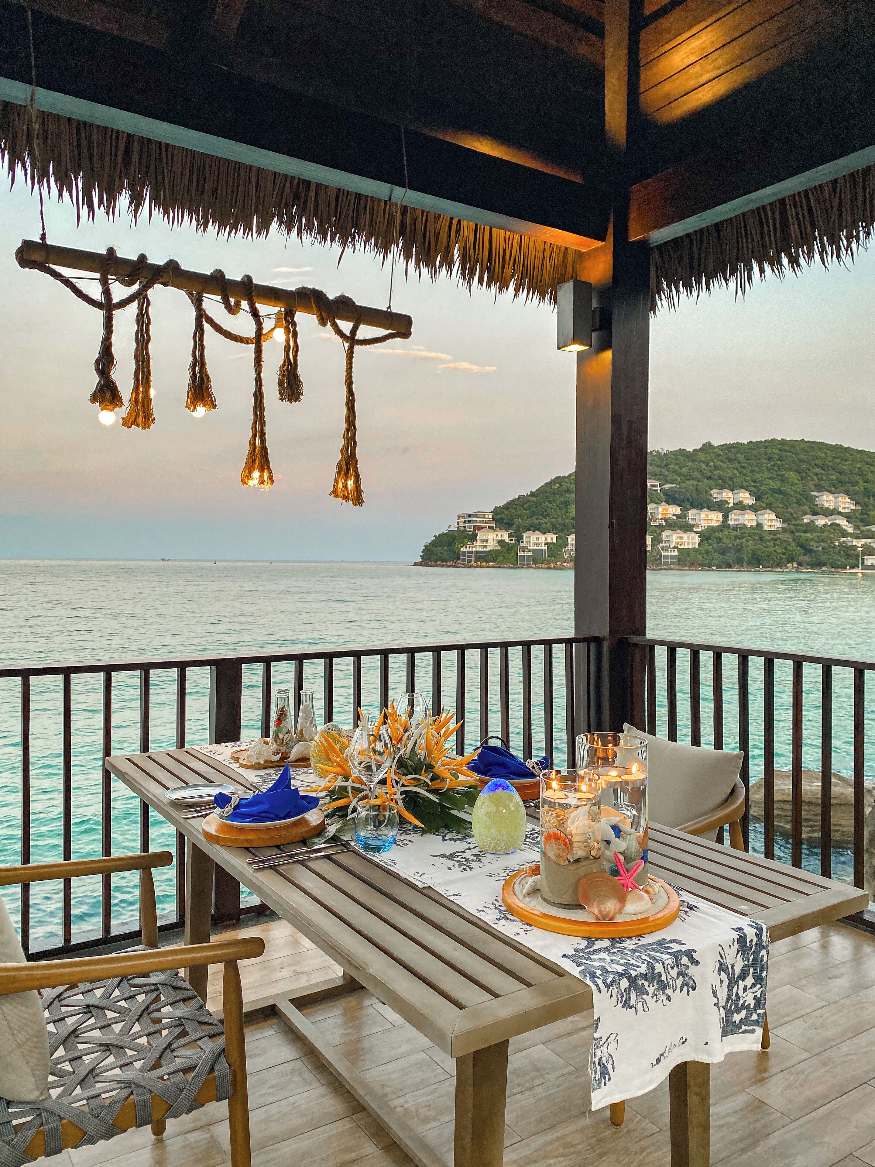 2 restaurants, breakfast, lunch, dinner served; international cuisine