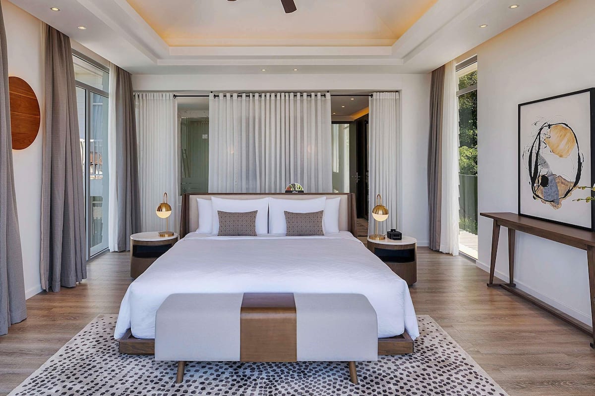 3 bedrooms, Egyptian cotton sheets, premium bedding, down comforters