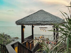 2 restaurants, breakfast, lunch, dinner served; international cuisine