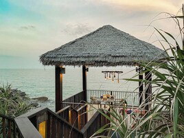 2 restaurantes; se sirve desayuno, almuerzo y cena; cocina internacional