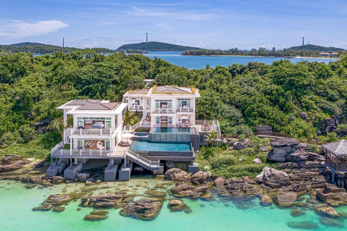 Ein Strandhaus mit zwei Etagen, einem privaten Pool und Meerblick.
