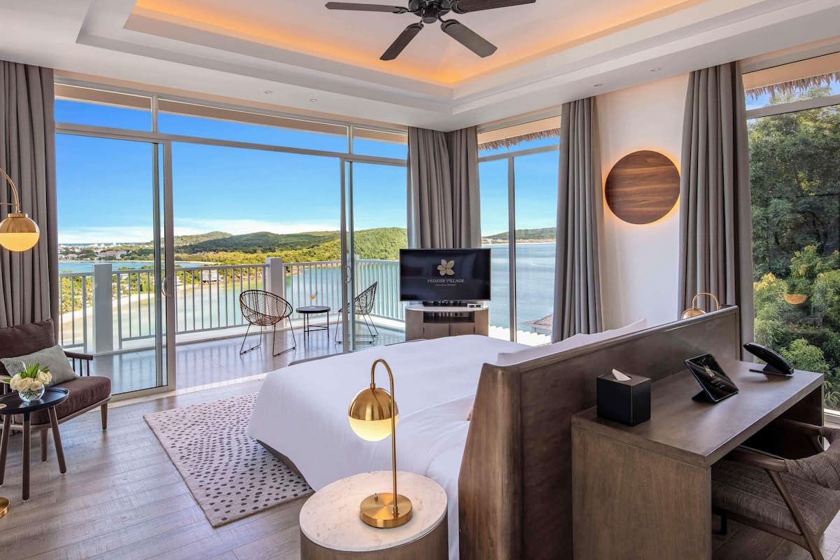 3 bedrooms, Egyptian cotton sheets, premium bedding, down comforters