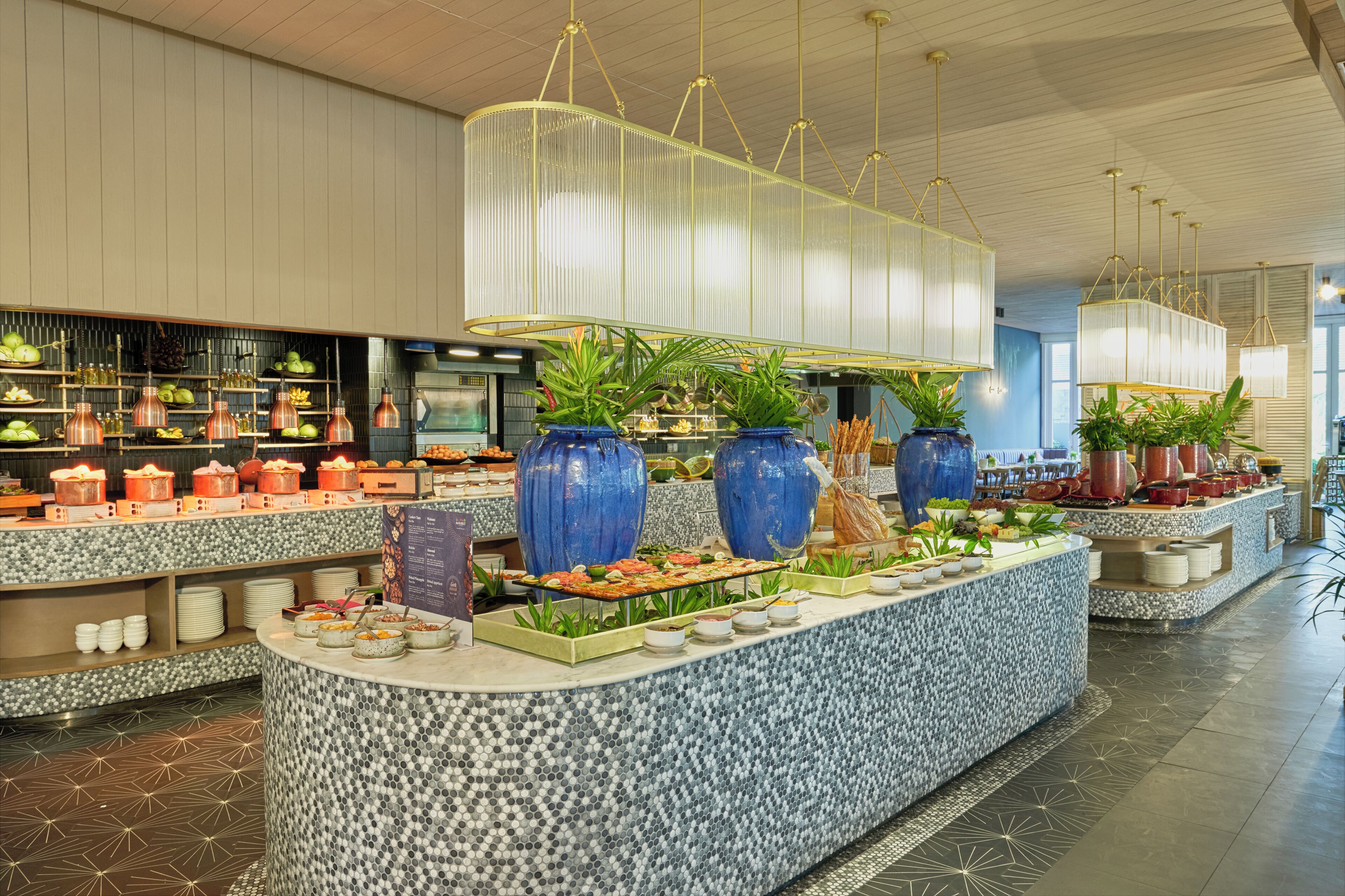 daily buffet breakfast (vnd 550000 per person)