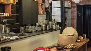 Una cocina moderna con una isla central, electrodomésticos de acero inoxidable y una amplia variedad de utensilios de cocina.