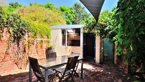 Outdoor dining - Historic 2 bedroom South Fremantle cottage (South Fremantle)