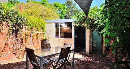 Pure Gold Cottage - historic 2 bedroom South Fremantle stone cottage