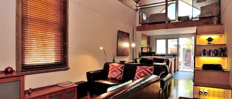 Smart-tv, dvd-afspiller, bøger, videobibliotek